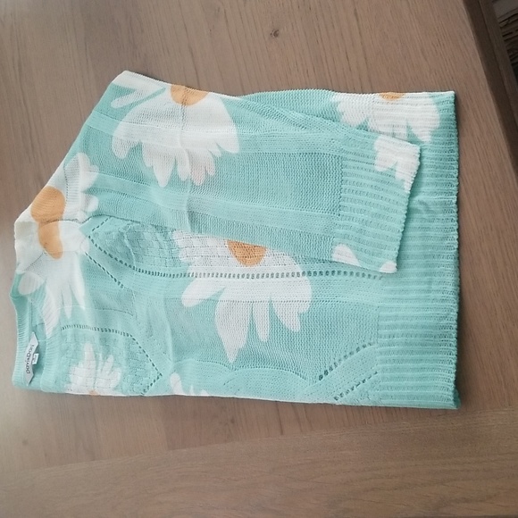 LAST CHANCE Lightweight Knit Daisy Sweater NWOT - Picture 13 of 13